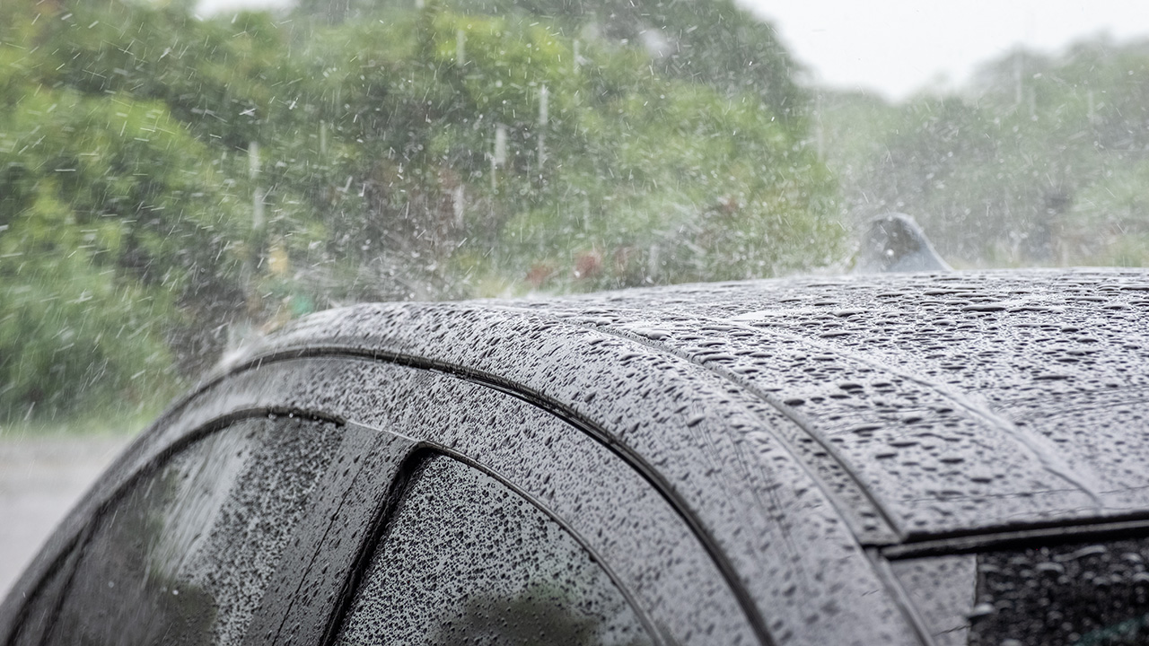 3 Hal yang Wajib Dilakukan Pengendara Mobil Saat Musim Hujan